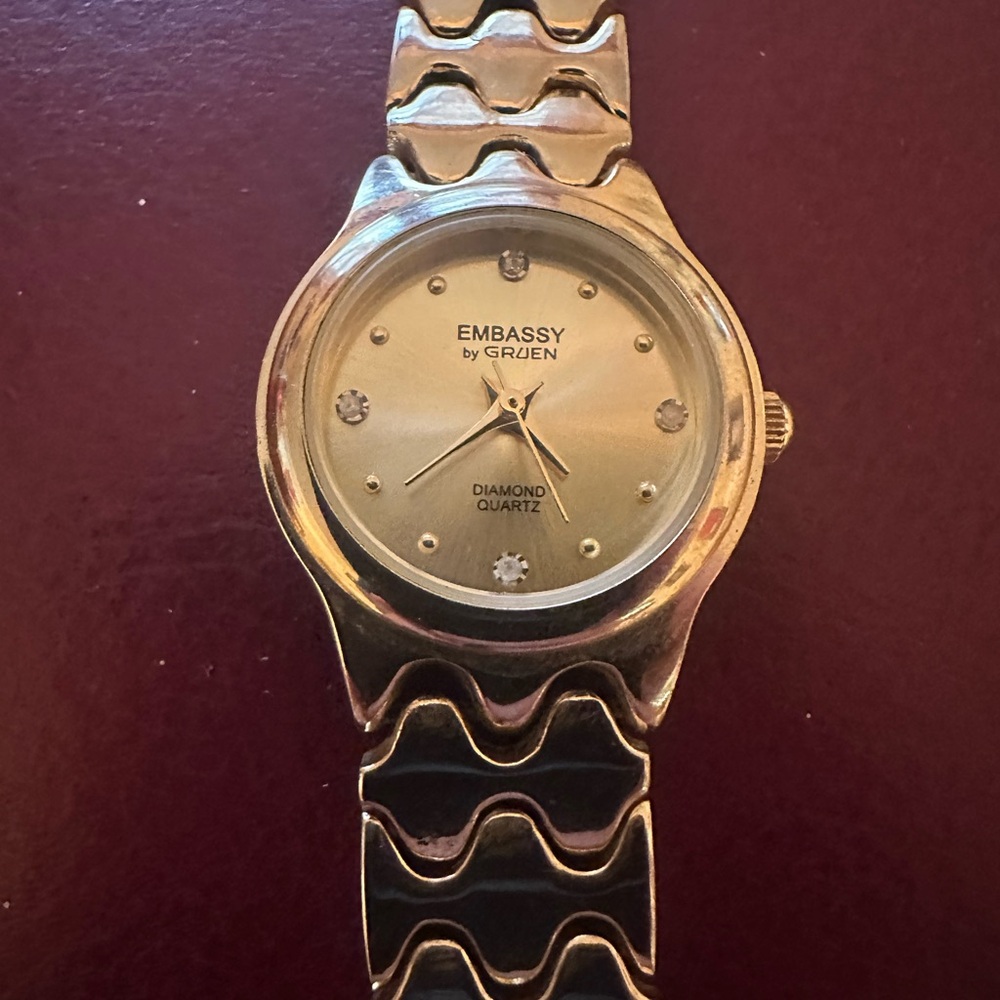Vintage Ladies Embassy Gruen Diamond Quartz watch 7.25" Great working condition.
